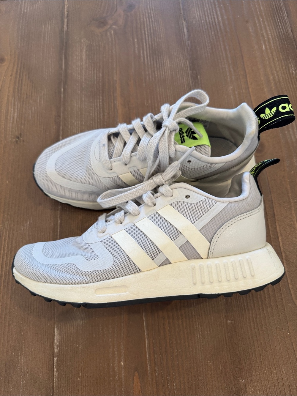Boys Adidas Swift Size 3 1/2